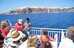 Arrival with boot on Santorini | Op the achtergrond Oia - Photo GreeceGuide.co.uk